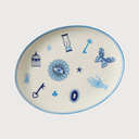 Farmacéutico sirviendo plato